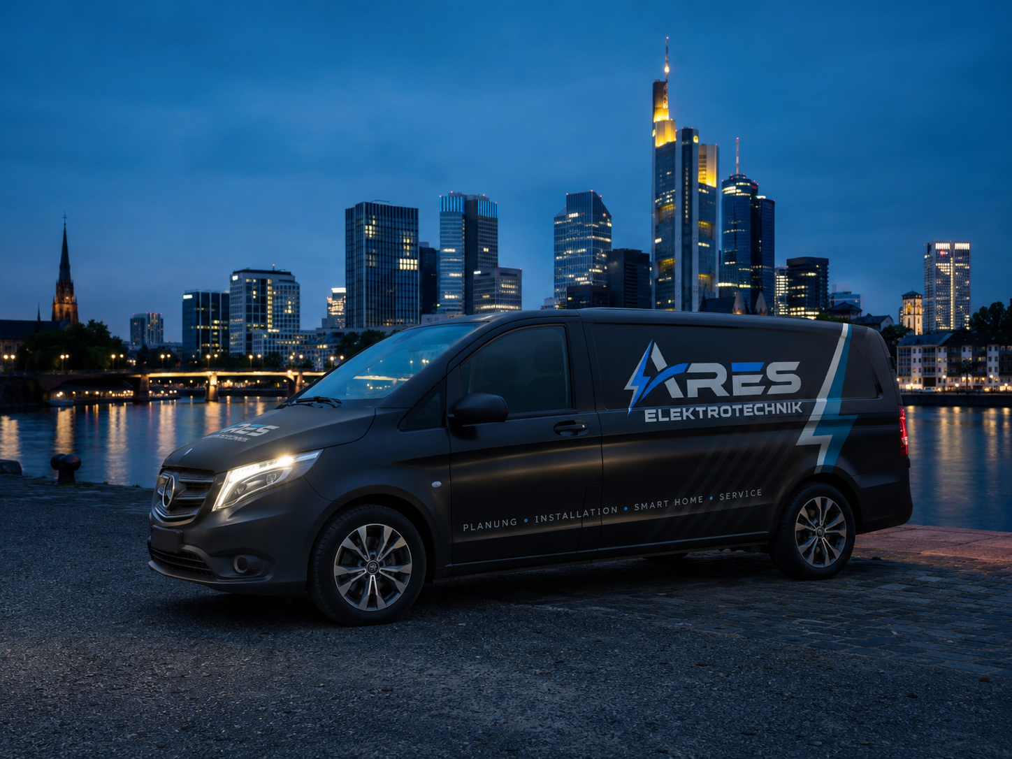 Ares Elektrotechnik Transporter vor der Skyline von Frankfurt am Main
